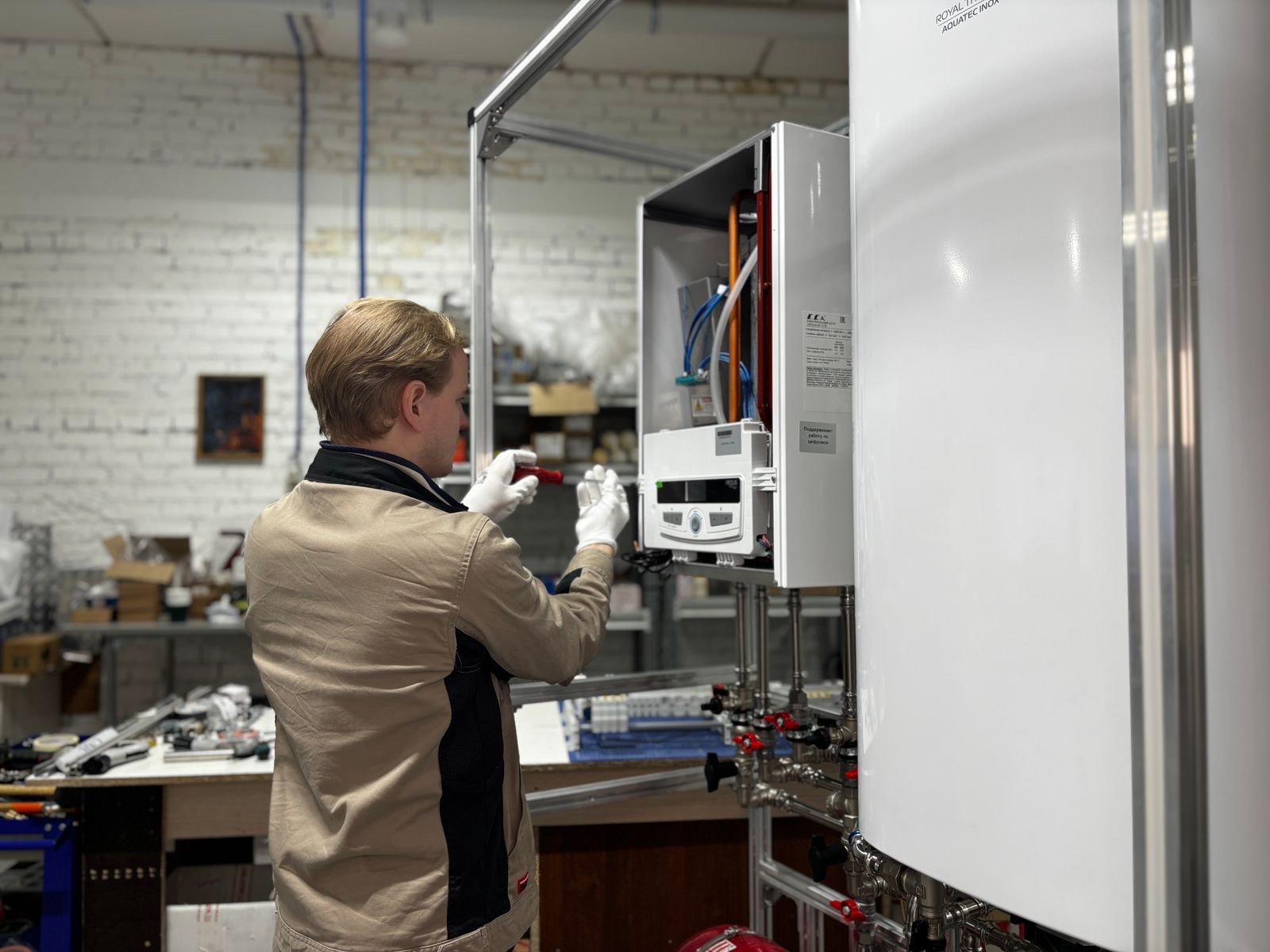 Technicus van Easy San werkt aan een verwarmingsinstallatie